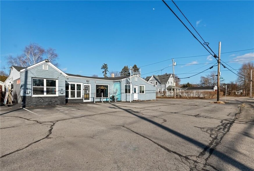2291 W Shore Rd, Warwick, RI for sale - Building Photo - Image 3 of 24