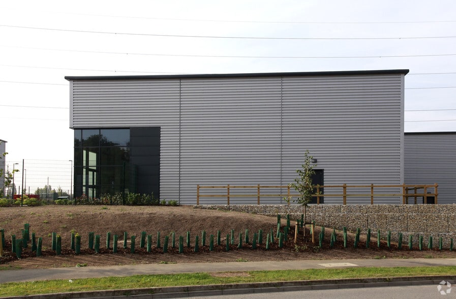 2 Tradeway Sutton Kimpton Rd, Sutton for lease - Building Photo - Image 2 of 6