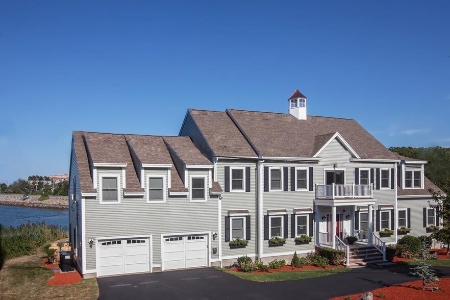 52 Salisbury St, Hull, MA 02045