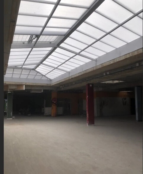 Retail in Saint-Maur-des-Fossés for sale - Interior Photo - Image 1 of 2