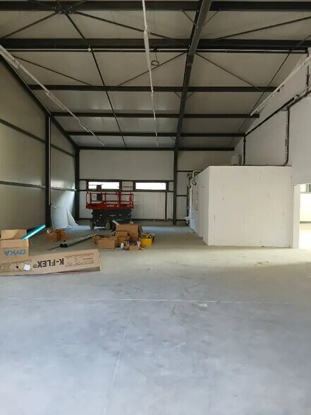 Flex in Saint-Vit for lease - Interior Photo - Image 3 of 4