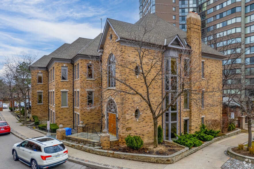 4255 Sherwoodtowne Blvd, Mississauga, ON for lease - Primary Photo - Image 1 of 5