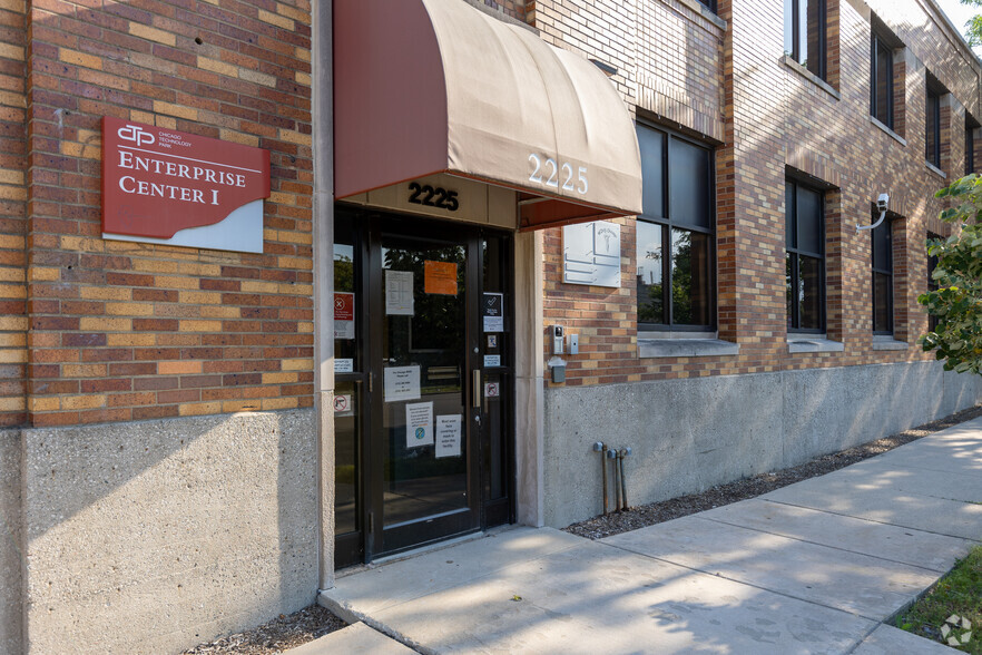 2225 W Harrison St, Chicago, IL for lease - Building Photo - Image 1 of 2