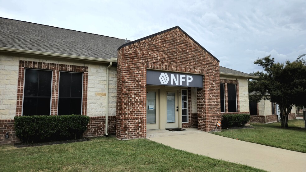 595 Round Rock West Dr, Round Rock, TX for lease - Building Photo - Image 1 of 18