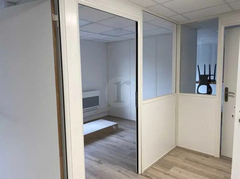 Office in Templeuve for lease - Interior Photo - Image 3 of 5