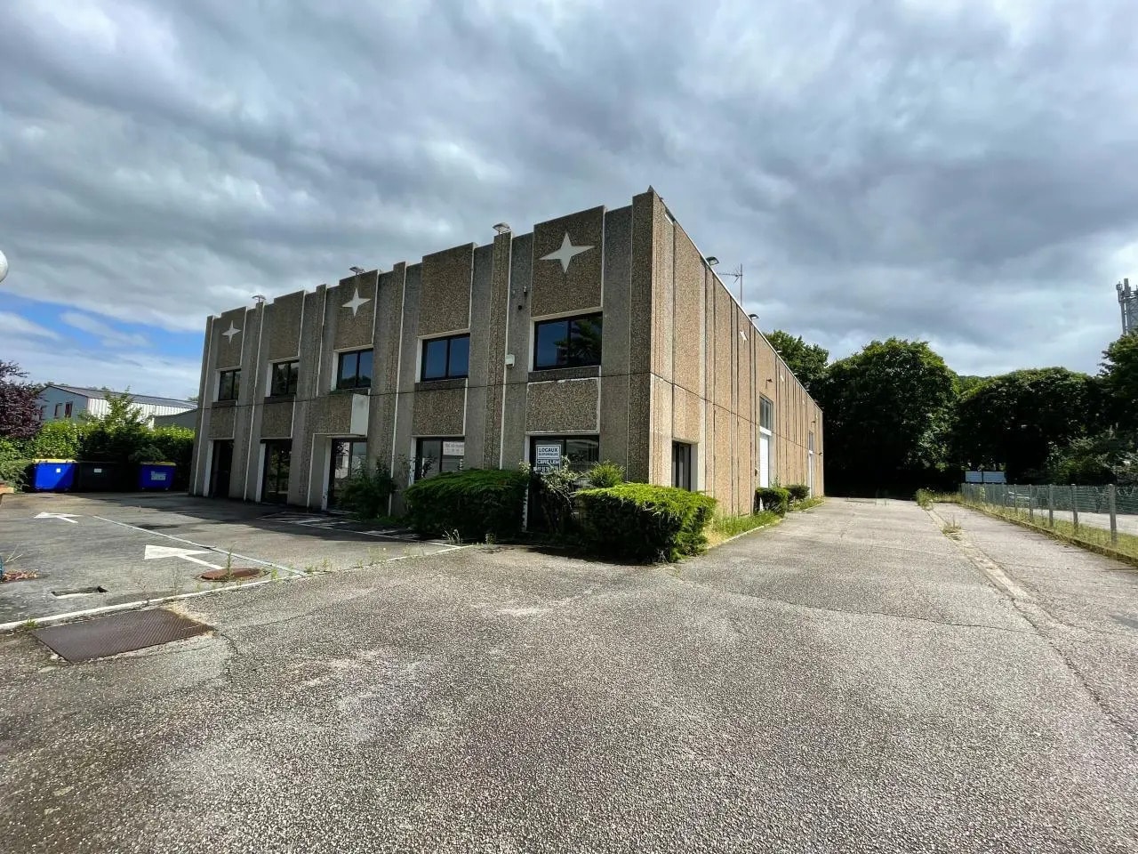 Flex in Rouen for lease Building Photo- Image 1 of 28
