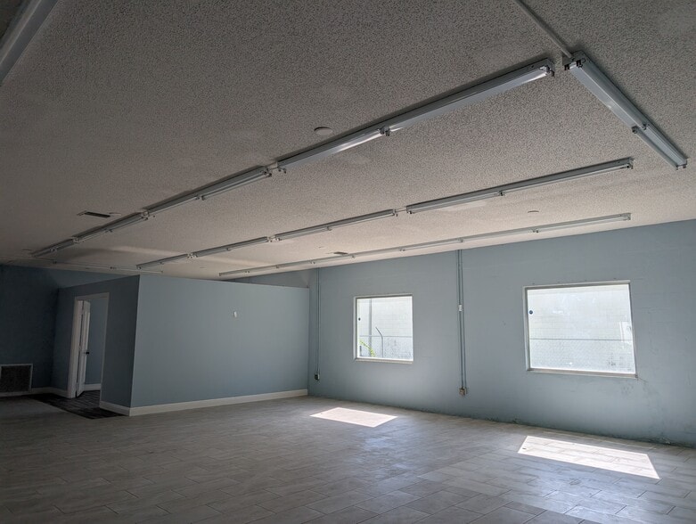 5060 Industry Dr, Melbourne, FL for sale - Building Photo - Image 3 of 32