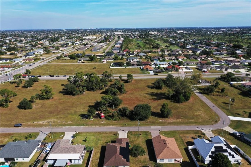 1623 16TH Ct, Cape Coral, FL for sale - Primary Photo - Image 1 of 5
