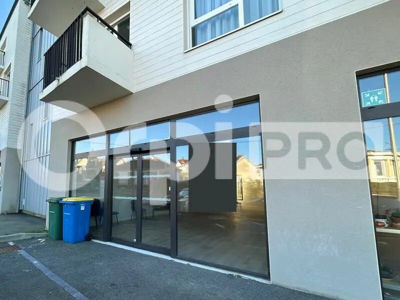 Retail in Limoges for lease Building Photo- Image 1 of 7