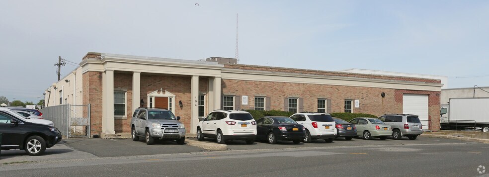 194 Hanse Ave, Freeport, NY for sale - Primary Photo - Image 1 of 1