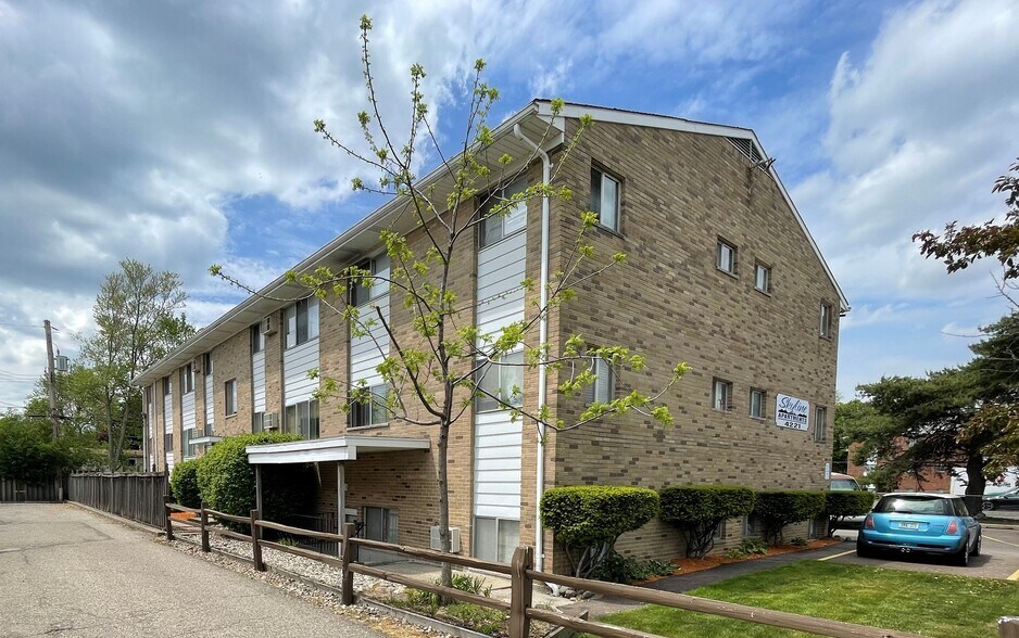 4221 N Grand River Ave, Lansing, MI 48906