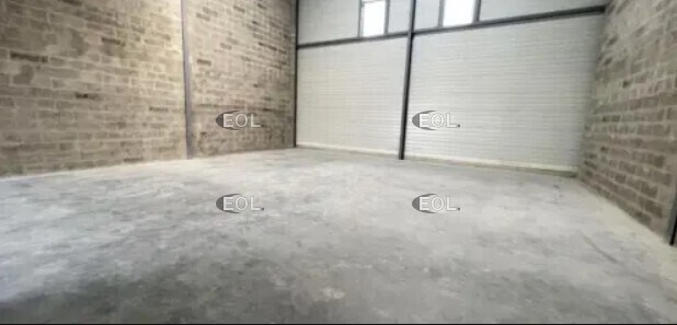 Flex in Feucherolles for lease - Interior Photo - Image 2 of 4