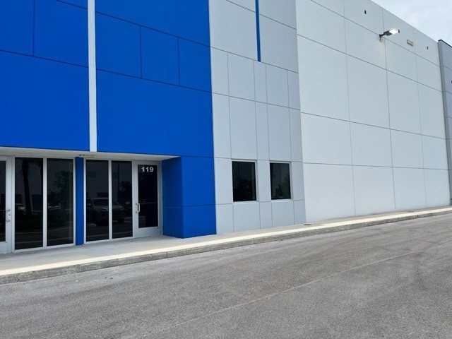 10900 NW 146th St, Hialeah Gardens, FL for lease - Building Photo - Image 3 of 6