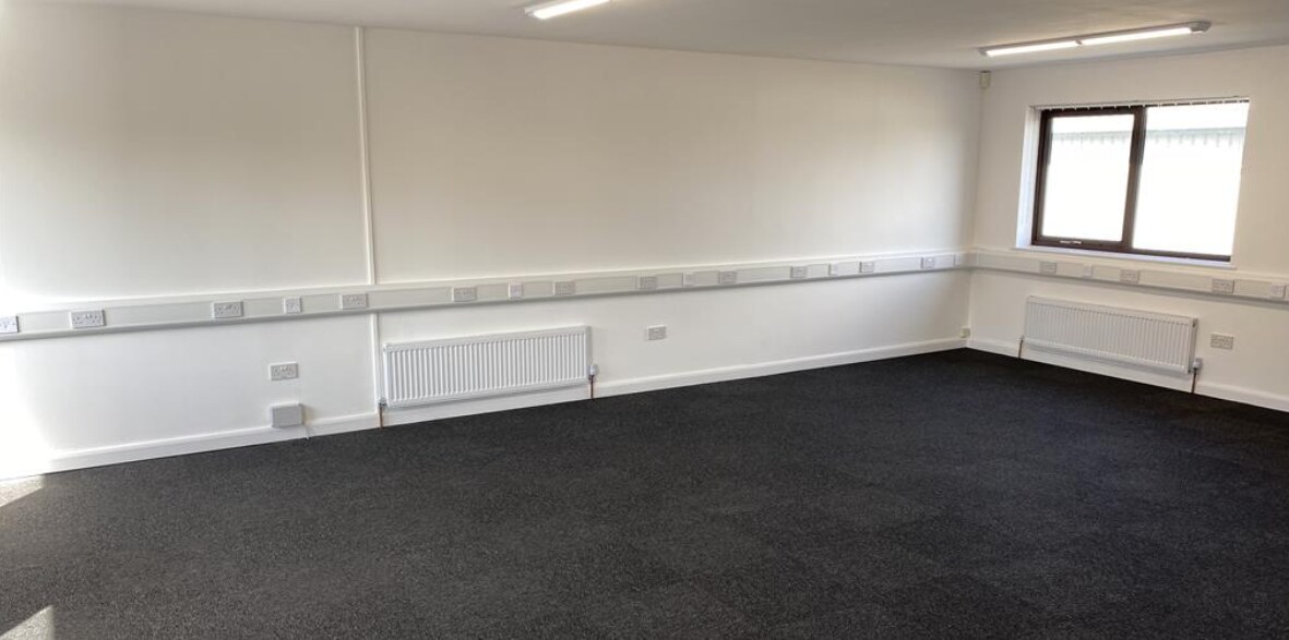 West Ct, Stoke Prior for lease Interior Photo- Image 1 of 3