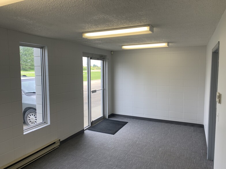 10705 205 St NW, Edmonton, AB for lease - Building Photo - Image 3 of 6