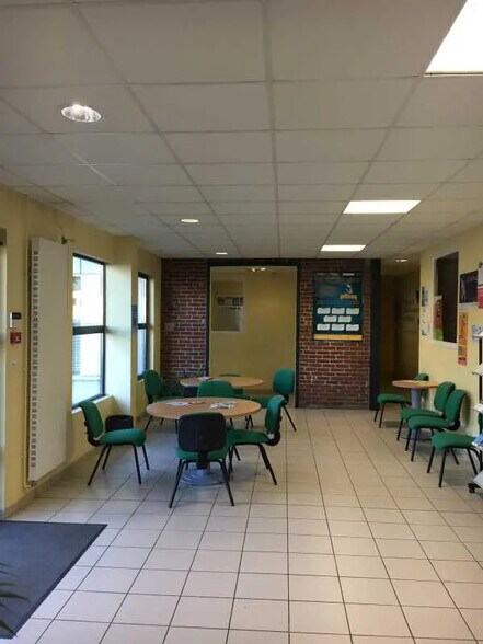 Office in Saint-Quentin for lease - Building Photo - Image 2 of 4