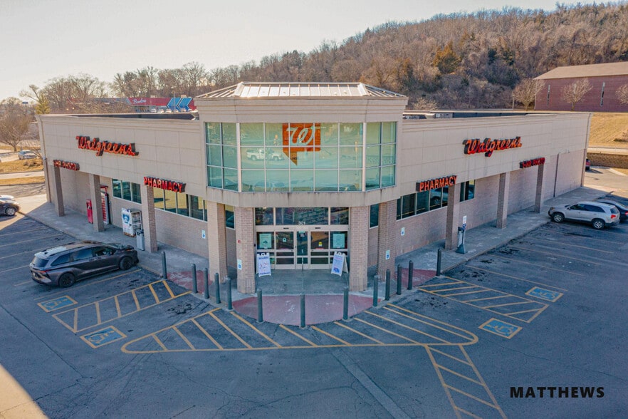 301 W Bennett Ave, Council Bluffs, IA for sale - Building Photo - Image 1 of 4