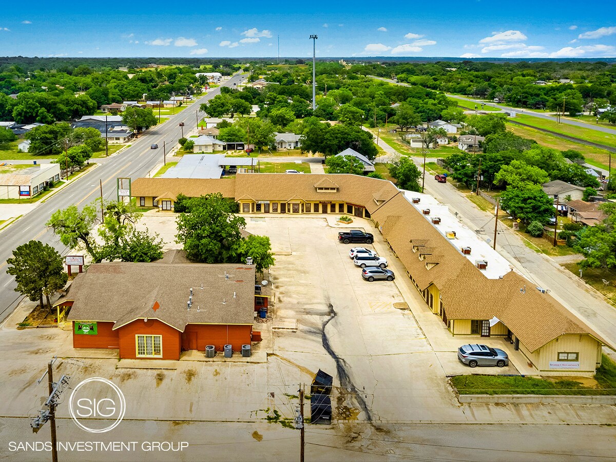 300 N Teel Dr, Devine, TX for sale Building Photo- Image 1 of 1