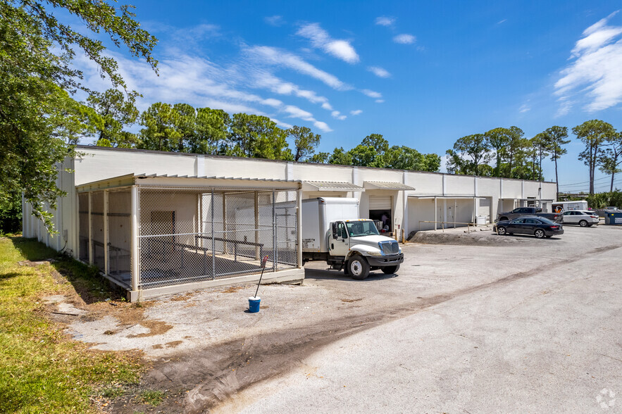 13733 W Rena Dr, Largo, FL for lease - Building Photo - Image 3 of 17