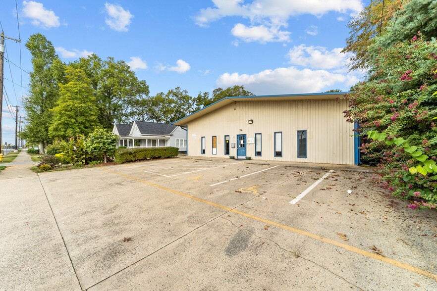 275 S Broad St, Mooresville, NC for sale - Building Photo - Image 2 of 46