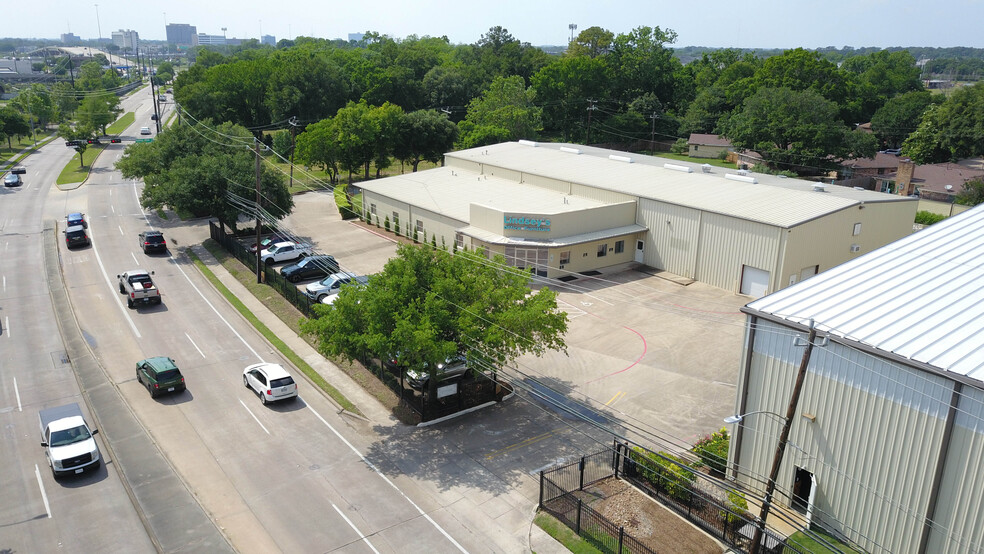 6358 Pinemont Dr, Houston, TX for lease - Building Photo - Image 1 of 9