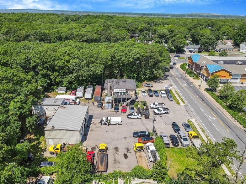 18 Havenwood Dr, Shirley, NY for sale - Building Photo - Image 2 of 16