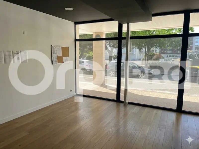Office in La Rochelle for lease Interior Photo- Image 1 of 5