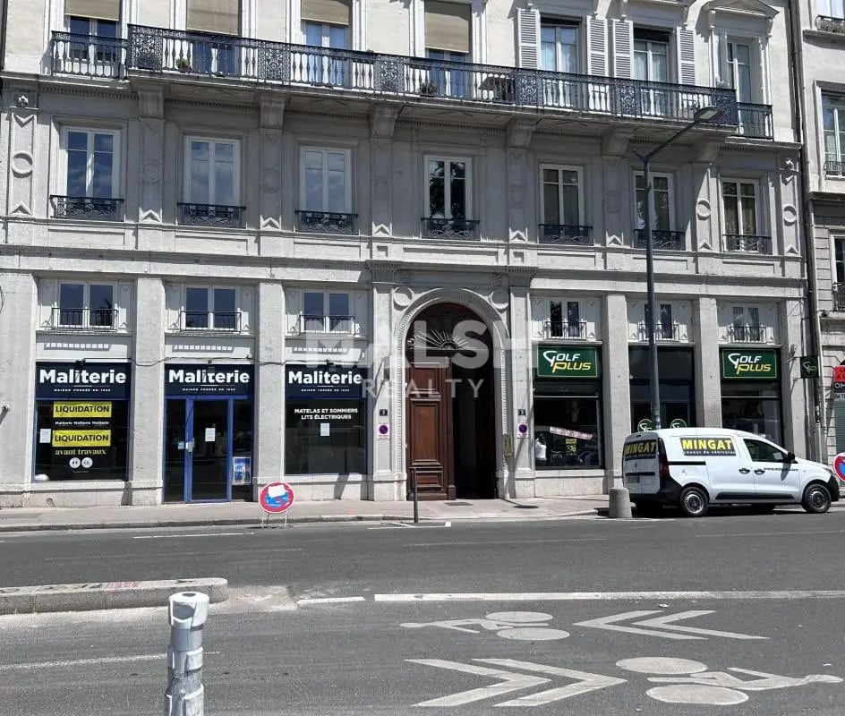 Retail in Lyon for lease Building Photo- Image 1 of 6