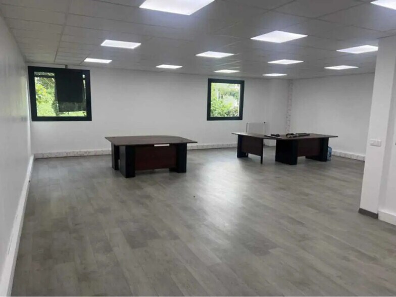 Office in Créteil for lease - Interior Photo - Image 2 of 6