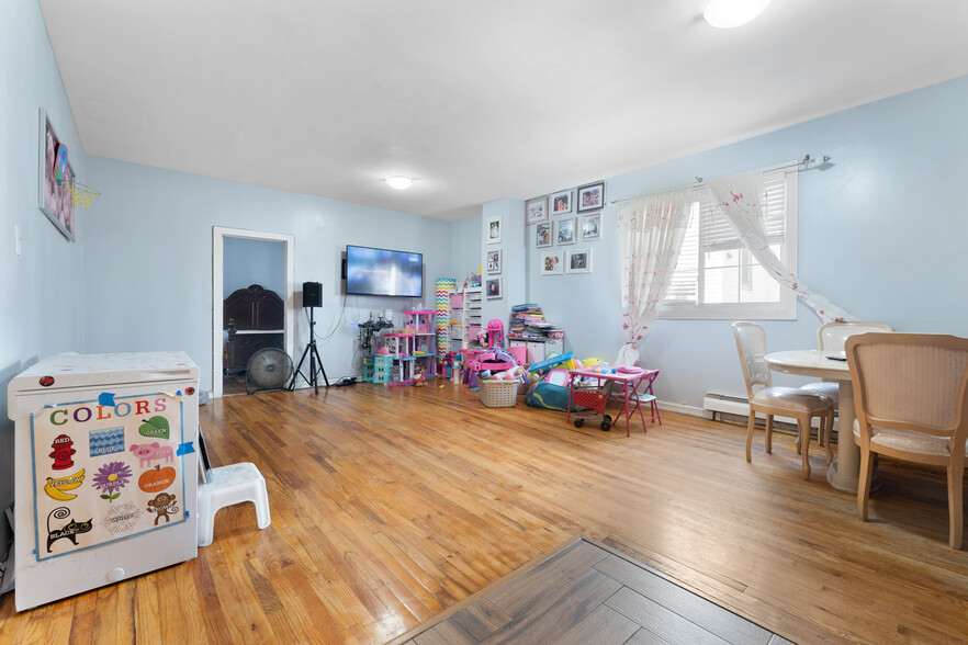 38 Dodworth St, Brooklyn, NY for sale - Interior Photo - Image 3 of 12