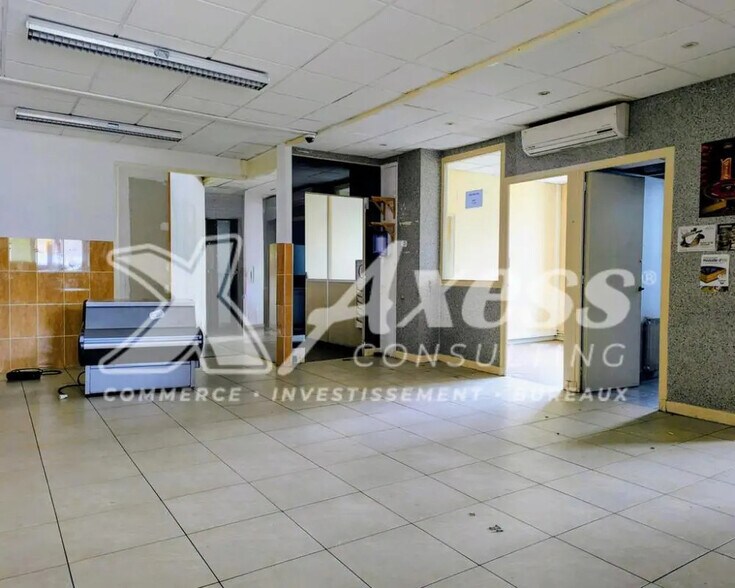 Retail in Oyonnax for lease - Interior Photo - Image 2 of 3