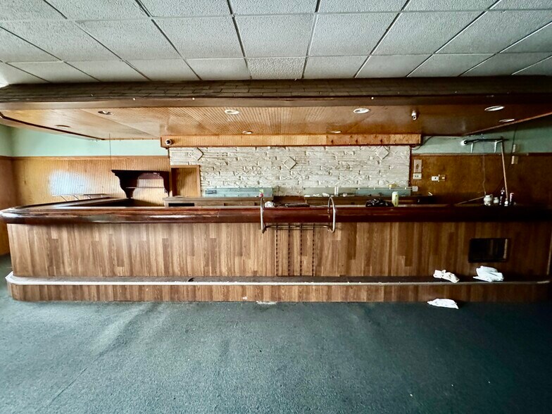 2321 N Michigan Ave, Saginaw, MI for sale - Interior Photo - Image 3 of 12