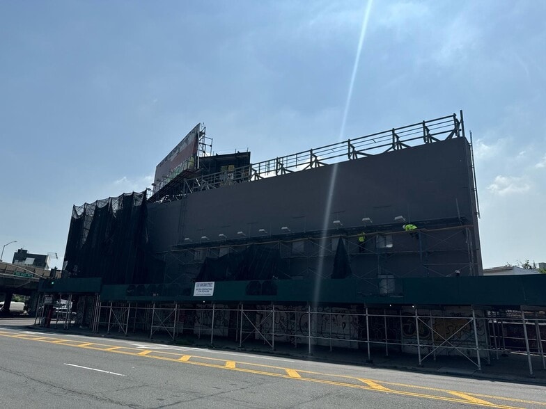 51-03 Van Dam St, Long Island City, NY for lease - Building Photo - Image 2 of 2