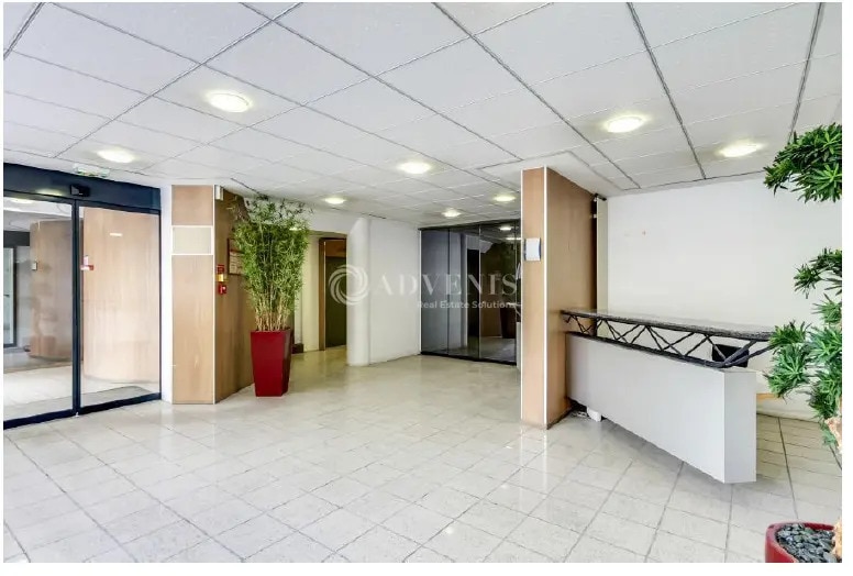 Office in Paris for lease - Lobby - Image 2 of 2