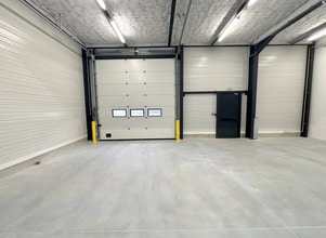 6 Avenue Du Vert Galant, Saint-Ouen-l'Aumône for lease Interior Photo- Image 1 of 8