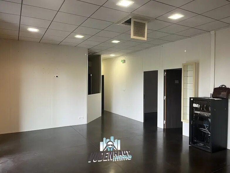 Office in Saint-Jean for lease - Interior Photo - Image 1 of 9