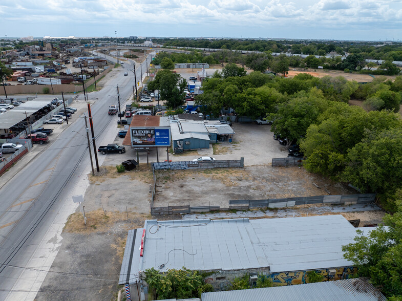 2131 Frio City rd, San Antonio, TX for lease - Building Photo - Image 2 of 5