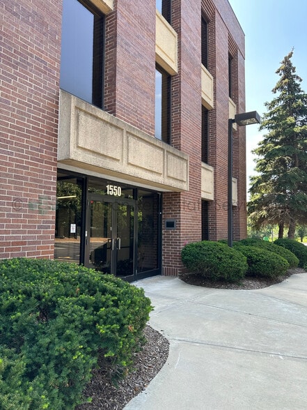 1550 Spring Rd, Oak Brook, IL for lease - Building Photo - Image 2 of 9