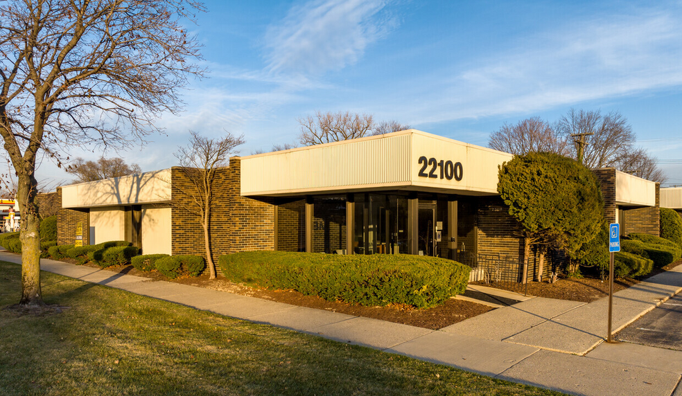 22100 Greater Mack Ave, Saint Clair Shores, MI for lease - Building Photo - Image 1 of 11