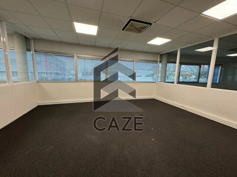 Office in Cenon for lease - Interior Photo - Image 2 of 5