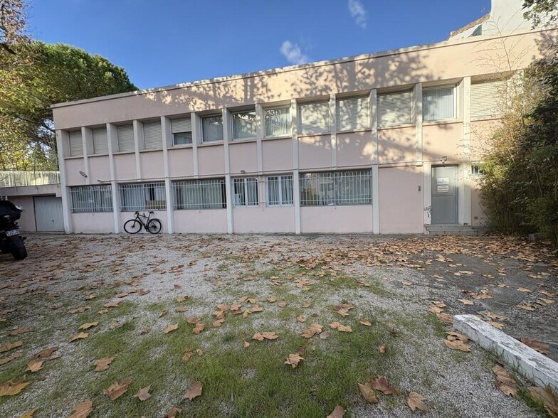 Office in Marseille for lease - Building Photo - Image 1 of 8