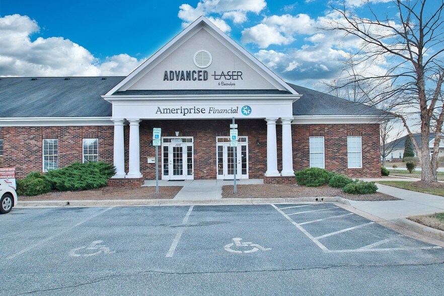 3750 Admiral Dr, High Point, NC 27265