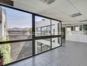 155 Rue Du Dirigeable, Aubagne for lease Interior Photo- Image 2 of 4