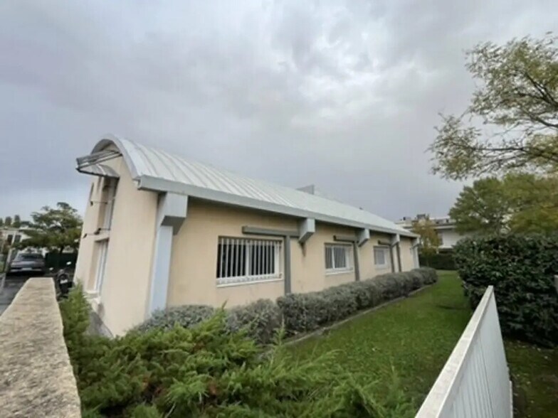 Office in LES MILLES for lease - Building Photo - Image 3 of 4