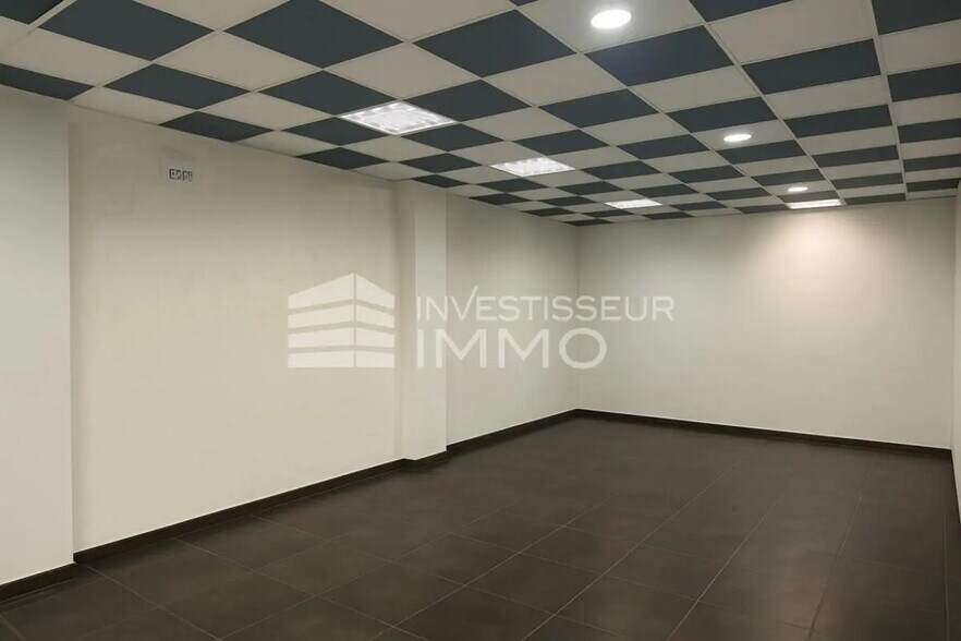Retail in Paris for lease - Interior Photo - Image 1 of 4