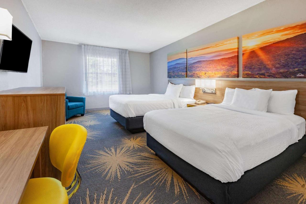 8118 Plantation Rd, Roanoke, VA 24019