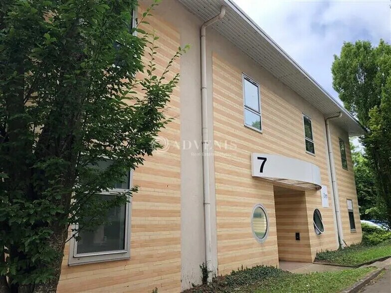 Office in Voisins-le-Bretonneux for lease - Building Photo - Image 3 of 7