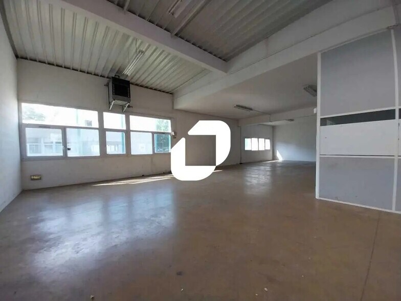 Flex in Trappes for lease - Interior Photo - Image 3 of 8