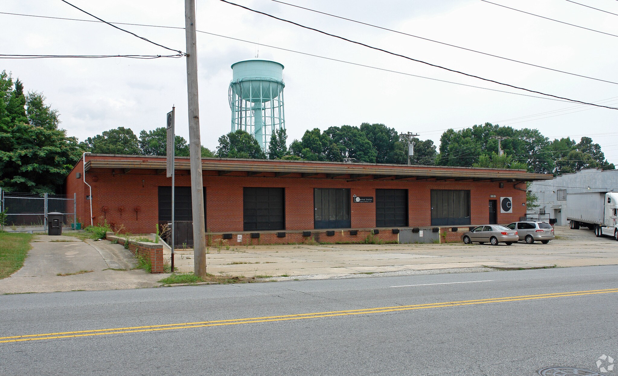 2021 English Rd, High Point, NC for sale Primary Photo- Image 1 of 1