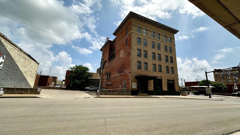 114 Center Ave, Brownwood, TX for lease - Primary Photo - Image 1 of 33